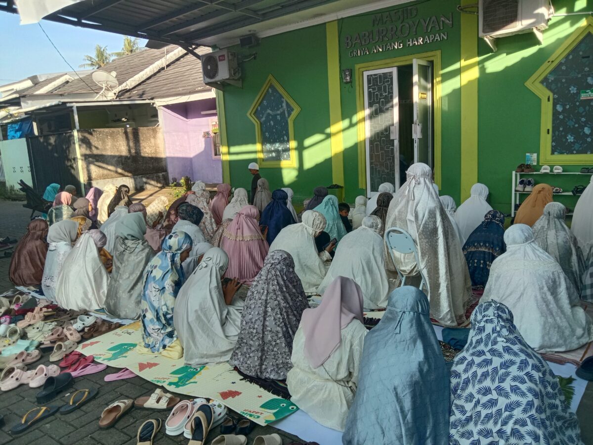 Ketua Pengurus Masjid Baburroyyan, Drs Hj Ambo Tuo, menyampaikan sambutan dan ajakan memperkuat kebersamaan serta semangat berkurban kepada jamaah saat pelaksanaan Salat Idul Adha 1447 H di Griya Antang Harapan, Makassar.