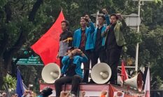 Aliansi Mahasiswa Jakarta Demo di Silang Selatan Monas, Soroti Anggaran MBG hingga Represivitas Aparat