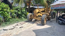Pengerjaan perawatan jalan rusak di Desa Tg. Berulak dan Desa Naumbai