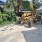 Pengerjaan perawatan jalan rusak di Desa Tg. Berulak dan Desa Naumbai