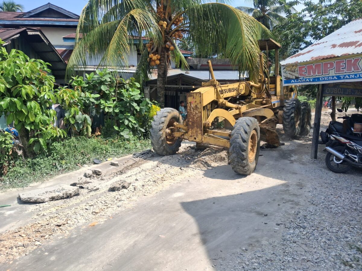 Pengerjaan perawatan jalan rusak di Desa Tg. Berulak dan Desa Naumbai