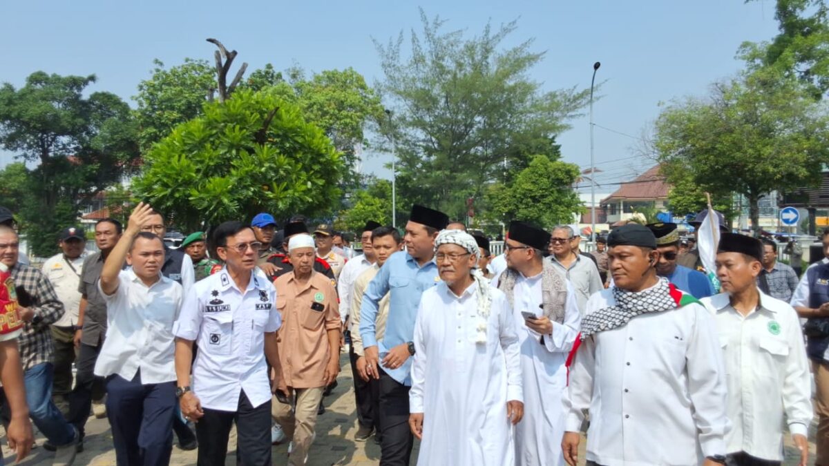 FOTO: Aliansi Masyarakat Karawang Jawa Barat Menuntut Ketegasan Pemkab Menutup Theater Night Mart (Imanuddin Kamil/SUARA UTAMA)