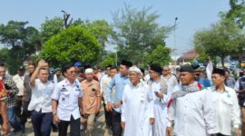 FOTO: Aliansi Masyarakat Karawang Jawa Barat Menuntut Ketegasan Pemkab Menutup Theater Night Mart (Imanuddin Kamil/SUARA UTAMA)