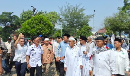 FOTO: Aliansi Masyarakat Karawang Jawa Barat Menuntut Ketegasan Pemkab Menutup Theater Night Mart (Imanuddin Kamil/SUARA UTAMA)