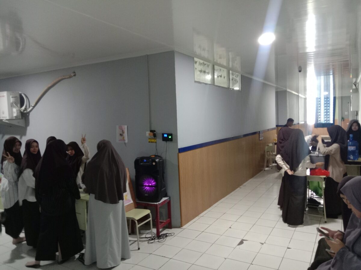 Suasana kegiatan Market Day dan Porseni 2026 di SMAIT Darul Fikri Makassar, Rabu (17/06/2026), saat para siswa menampilkan berbagai produk usaha dan mengikuti perlombaan olahraga serta seni di lingkungan sekolah.