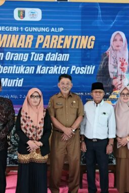 Bangun Generasi Berkarakter, SMA Negeri 1 Gunung Alip Hadirkan Seminar Parenting untuk Orang Tua