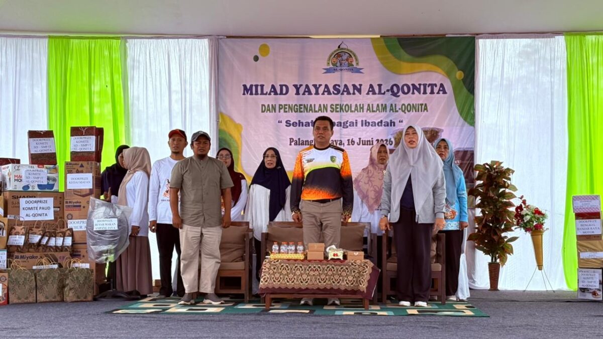 Dok. Wartawan Wakil Walikota Palangkaraya H.  Muhamad Zein Berkaos Orange Saat Menanam Pohon Secara Simbolik di Sekolah Alam Alqonita Nagasari Palangkaraya .Selasa (16/6)2026.