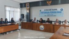 FOTO: Komisi Nasional Hak Asasi Manusia Perlindungan Anak (Komnas PA) Kota Wisata Batu, Jawa Timur Berikan Edukasi pada Pertemuan Forum Anak TP PKK Desa Tlekung (Andre Hariyanto/SUARA UTAMA)