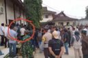 FOTO: Posisi Wakil Pemimpin Redaksi Ady Lubis saat dikroyok, gambar yang di lingkaran merah (Dok. Pribadi/SUARA UTAMA)