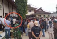 FOTO: Posisi Wakil Pemimpin Redaksi Ady Lubis saat dikroyok, gambar yang di lingkaran merah (Dok. Pribadi/SUARA UTAMA)
