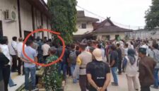 FOTO: Posisi Wakil Pemimpin Redaksi Ady Lubis saat dikroyok, gambar yang di lingkaran merah (Dok. Pribadi/SUARA UTAMA)