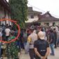 FOTO: Posisi Wakil Pemimpin Redaksi Ady Lubis saat dikroyok, gambar yang di lingkaran merah (Dok. Pribadi/SUARA UTAMA)