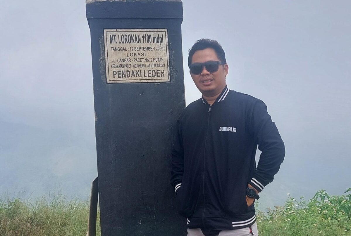 FOTO: Mas Andre Hariyanto selaku Pemimpin Redaksi Media Nasional Suara Utama saat berfoto di Puncak Gunung Lorokan 1100 Mdol Kab. Mojokerto, Jawa Timur (Dok. Pribadi/SUARA UTAMA)