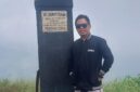 FOTO: Mas Andre Hariyanto selaku Pemimpin Redaksi Media Nasional Suara Utama saat berfoto di Puncak Gunung Lorokan 1100 Mdol Kab. Mojokerto, Jawa Timur (Dok. Pribadi/SUARA UTAMA)
