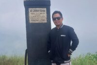 FOTO: Mas Andre Hariyanto selaku Pemimpin Redaksi Media Nasional Suara Utama saat berfoto di Puncak Gunung Lorokan 1100 Mdol Kab. Mojokerto, Jawa Timur (Dok. Pribadi/SUARA UTAMA)