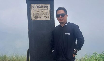 FOTO: Mas Andre Hariyanto selaku Pemimpin Redaksi Media Nasional Suara Utama saat berfoto di Puncak Gunung Lorokan 1100 Mdol Kab. Mojokerto, Jawa Timur (Dok. Pribadi/SUARA UTAMA)