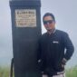 FOTO: Mas Andre Hariyanto selaku Pemimpin Redaksi Media Nasional Suara Utama saat berfoto di Puncak Gunung Lorokan 1100 Mdol Kab. Mojokerto, Jawa Timur (Dok. Pribadi/SUARA UTAMA)