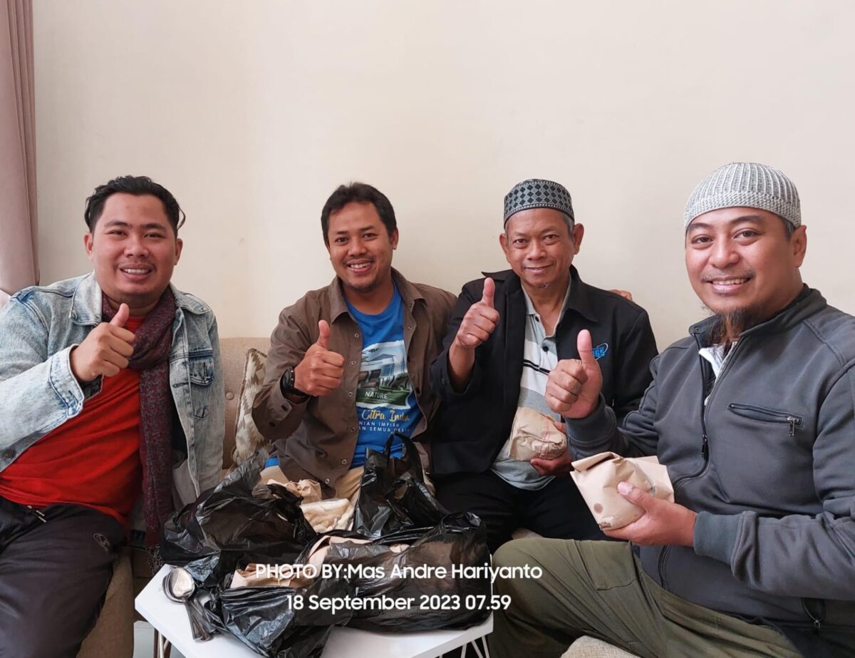 FOTO: Momen Penulis Mas Andre Hariyanto bersama sahabat santri Pesantren Bisnis Indonesia Malang Raya (Dok. Internal/SUARA UTAMA)