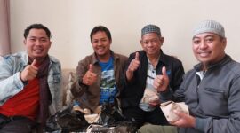 FOTO: Momen Penulis Mas Andre Hariyanto bersama sahabat santri Pesantren Bisnis Indonesia Malang Raya (Dok. Internal/SUARA UTAMA)