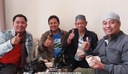 FOTO: Momen Penulis Mas Andre Hariyanto bersama sahabat santri Pesantren Bisnis Indonesia Malang Raya (Dok. Internal/SUARA UTAMA)