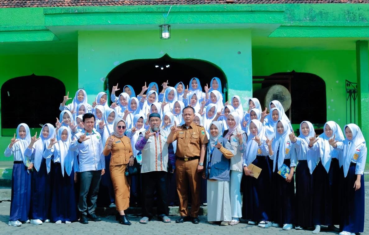 FOTO: Pelatihan Menulis di MTs Mamba'ul Ulum Pekon Margoyoso Kecamatan Sumberjo Kabupaten Tanggamus (SUARA UTAMA/Akhmadi Sumaryanto)