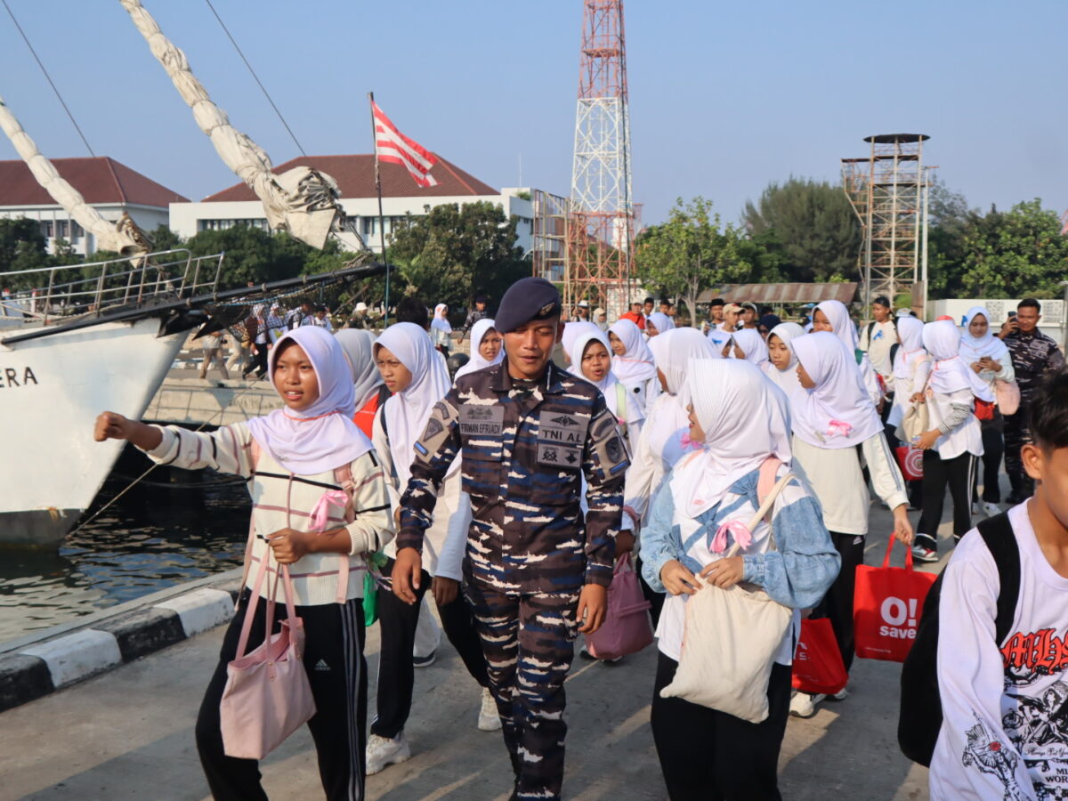 FOTO: Cendekia Academy Cetak Generasi Pemimpin Berwawasan Maritim di Atas Geladak KRI Dewaruci (Wahyu Widodo M.IKom/SUARA UTAMA)