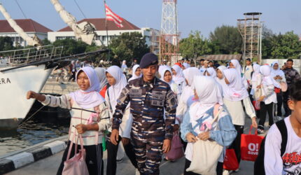 FOTO: Cendekia Academy Cetak Generasi Pemimpin Berwawasan Maritim di Atas Geladak KRI Dewaruci (Wahyu Widodo M.IKom/SUARA UTAMA)