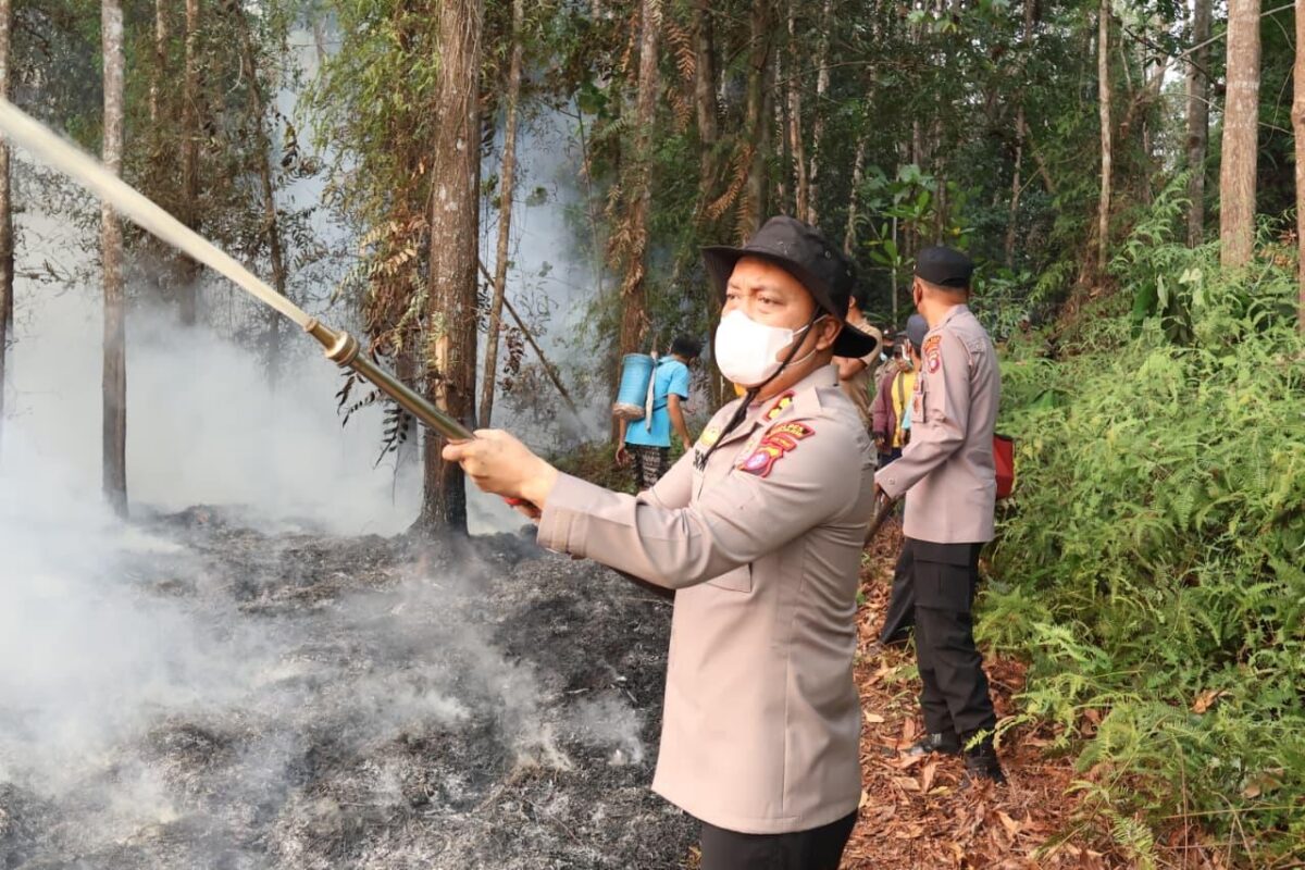 Foto : Kapolres Barito Selatan AKBP Jecson R. Hutapea dan Personel Polres dan Tim sedang berusaha memadamkan api Karhutla diwilayah Kecamatan Dusun Utara, Kabupaten Barito Selatan, Kalimantan Tengah, Rabu (19/8/2026). (Wartawan Suara Utama/ Ahmad Arbani)