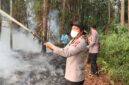 Foto : Kapolres Barito Selatan AKBP Jecson R. Hutapea dan Personel Polres dan Tim sedang berusaha memadamkan api Karhutla diwilayah Kecamatan Dusun Utara, Kabupaten Barito Selatan, Kalimantan Tengah, Rabu (19/8/2026). (Wartawan Suara Utama/ Ahmad Arbani)