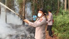 Foto : Kapolres Barito Selatan AKBP Jecson R. Hutapea dan Personel Polres dan Tim sedang berusaha memadamkan api Karhutla diwilayah Kecamatan Dusun Utara, Kabupaten Barito Selatan, Kalimantan Tengah, Rabu (19/8/2026). (Wartawan Suara Utama/ Ahmad Arbani)