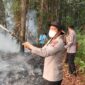 Foto : Kapolres Barito Selatan AKBP Jecson R. Hutapea dan Personel Polres dan Tim sedang berusaha memadamkan api Karhutla diwilayah Kecamatan Dusun Utara, Kabupaten Barito Selatan, Kalimantan Tengah, Rabu (19/8/2026). (Wartawan Suara Utama/ Ahmad Arbani)