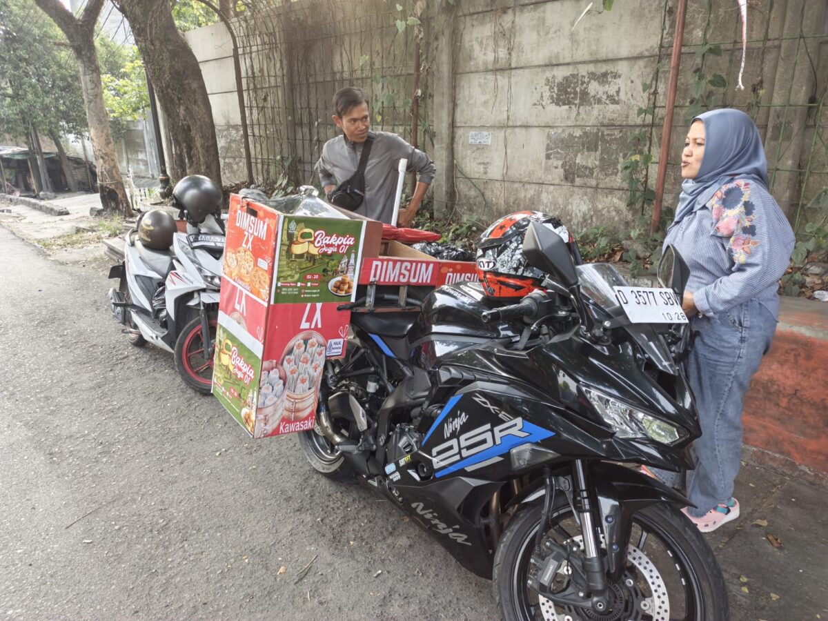 Dok. Wartawan Suara Utama, Bagus (owner) kiri jaket abu, kanan wanita berhijab (pembeli)