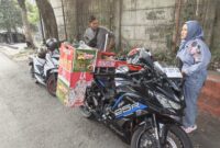 Dok. Wartawan Suara Utama, Bagus (owner) kiri jaket abu, kanan wanita berhijab (pembeli)