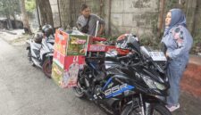 Dok. Wartawan Suara Utama, Bagus (owner) kiri jaket abu, kanan wanita berhijab (pembeli)