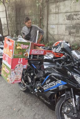 Kisah Inspiratif Pedagang Dimsum Naik Kawasaki ZX25R di Cimahi