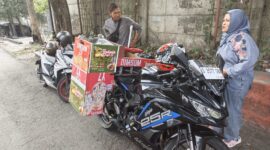 Dok. Wartawan Suara Utama, Bagus (owner) kiri jaket abu, kanan wanita berhijab (pembeli)