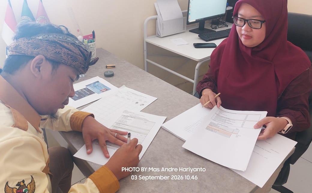 FOTO: Penandatanganan dan serah terima Akta Pendirian serta SK Kementerian Hukum Republik Indonesia Yayasan Suara Utama Indonesia oleh Pendiri dan Pembina Andre Hariyanto bersama Notaris Rizqy Aulia Fitri, S.H., M.Kn., beserta staf notaris, di Kota Mojokerto, Jawa Timur. (Aisyah Putri Widodo/SUARA UTAMA)