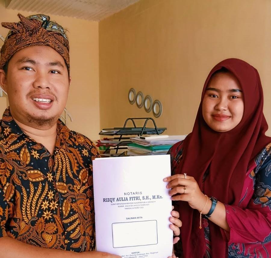 FOTO: Penandatanganan dan serah terima Akta Pendirian serta SK Kementerian Hukum Republik Indonesia Yayasan Suara Utama Indonesia oleh Pendiri dan Pembina Andre Hariyanto bersama Notaris Rizqy Aulia Fitri, S.H., M.Kn., beserta staf notaris, di Kota Mojokerto, Jawa Timur. (Aisyah Putri Widodo/SUARA UTAMA)