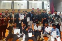 FOTO: Para juara dan pembina SMA Ar Rohmah Boarding School mengabadikan momen kemenangan bersama medali dan sertifikat penghargaan di panggung Asean Olympiad 2026 (Dok. Internal/SUARA UTAMA)