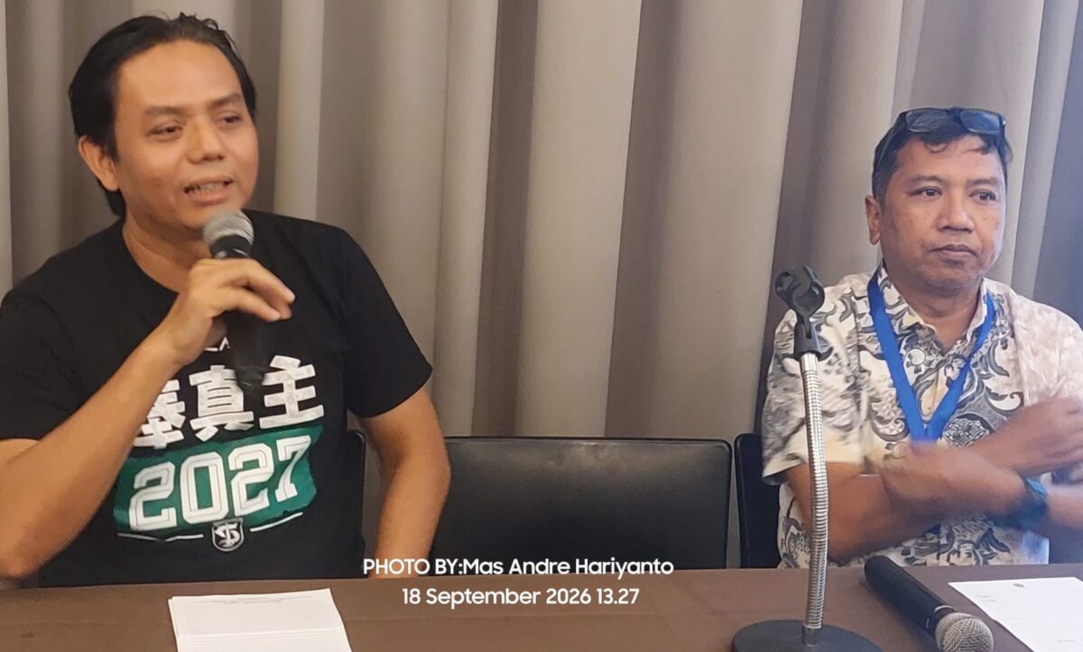 FOTO:Memakai Kaos Hitam Wakil Direktur Persebaya, Nanang Priyanto saat jumpa Pers di Amaris Hotel Surabaya, Jawa Timur pada Jum'at 18 September 2026 (Andre Hariyanto/SUARA UTAMA)
