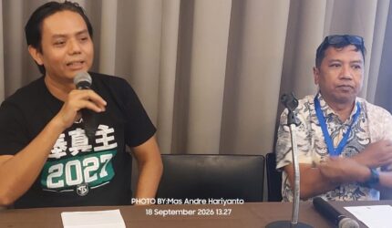 FOTO:Memakai Kaos Hitam Wakil Direktur Persebaya, Nanang Priyanto saat jumpa Pers di Amaris Hotel Surabaya, Jawa Timur pada Jum'at 18 September 2026 (Andre Hariyanto/SUARA UTAMA)