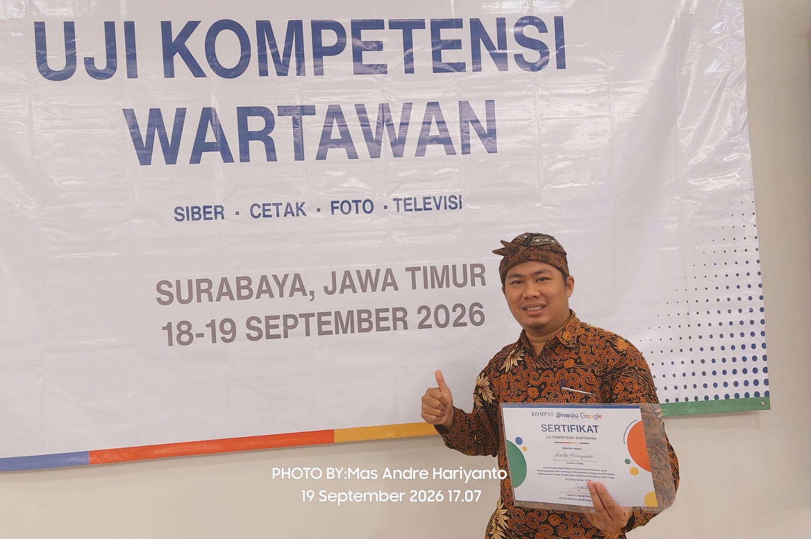 FOTO: Andre Hariyanto mengenakan batik cokelat saat mengikuti Uji Kompetensi Wartawan (UKW) dan dinyatakan kompeten. UKW diselenggarakan Lembaga Uji Kompetensi Wartawan Kompas bersama KG Media dan Google. (Dok. Pribadi Andre Hariyanto)