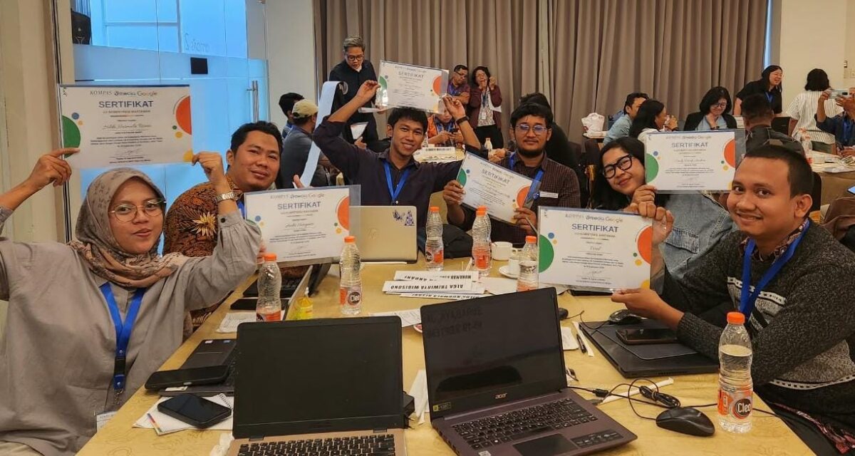 FOTO: Andre Hariyanto mengenakan batik cokelat saat mengikuti Uji Kompetensi Wartawan (UKW) dan dinyatakan kompeten. UKW diselenggarakan Lembaga Uji Kompetensi Wartawan Kompas bersama KG Media dan Google. (Dok. Pribadi Andre Hariyanto)