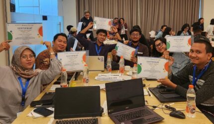FOTO: Andre Hariyanto mengenakan batik cokelat saat mengikuti Uji Kompetensi Wartawan (UKW) dan dinyatakan kompeten. UKW diselenggarakan Lembaga Uji Kompetensi Wartawan Kompas bersama KG Media dan Google. (Dok. Pribadi Andre Hariyanto)