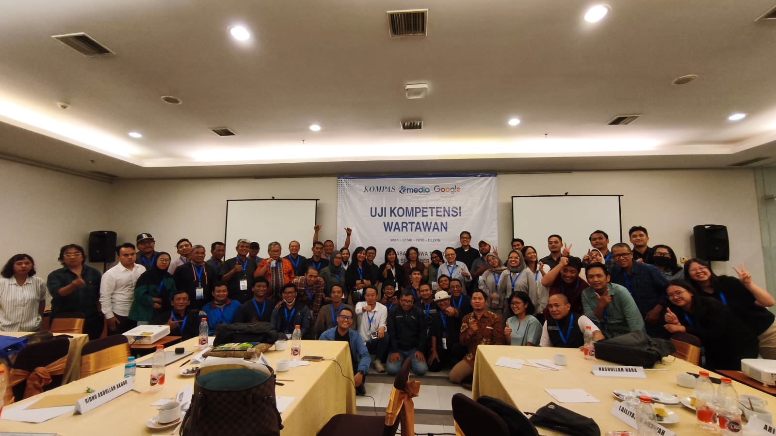 FOTO: Penyelenggara, Panitia dan Peserta Uji Kompetensi Wartawan (UKW) bersama Lembaga Uji Kompetensi Wartawan Kompas, KG Media dan Google di Amaris Hotel Kota Surabaya (Andre Hariyanto/SUARA UTAMA)