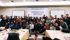 FOTO: Penyelenggara, Panitia dan Peserta Uji Kompetensi Wartawan (UKW) bersama Lembaga Uji Kompetensi Wartawan Kompas, KG Media dan Google di Amaris Hotel Kota Surabaya (Andre Hariyanto/SUARA UTAMA)