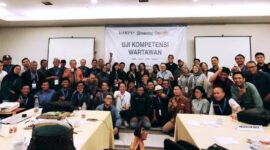 FOTO: Penyelenggara, Panitia dan Peserta Uji Kompetensi Wartawan (UKW) bersama Lembaga Uji Kompetensi Wartawan Kompas, KG Media dan Google di Amaris Hotel Kota Surabaya (Andre Hariyanto/SUARA UTAMA)