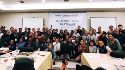 FOTO: Penyelenggara, Panitia dan Peserta Uji Kompetensi Wartawan (UKW) bersama Lembaga Uji Kompetensi Wartawan Kompas, KG Media dan Google di Amaris Hotel Kota Surabaya (Andre Hariyanto/SUARA UTAMA)