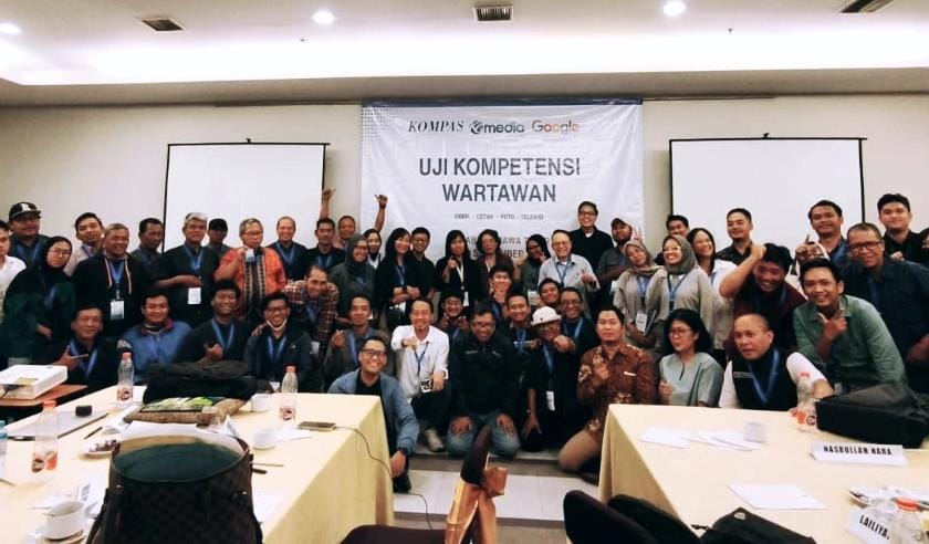 FOTO: Penyelenggara, Panitia dan Peserta Uji Kompetensi Wartawan (UKW) bersama Lembaga Uji Kompetensi Wartawan Kompas, KG Media dan Google di Amaris Hotel Kota Surabaya (Andre Hariyanto/SUARA UTAMA)