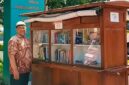 FOTO: Penulis Mendekatkan Buku kepada Pembacanya